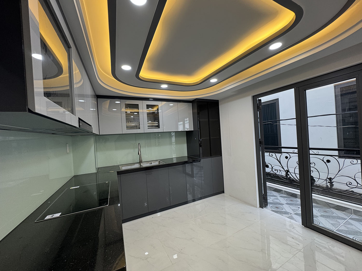 Biệt thự mini t.kế Tân Cổ Điển đẹp lung linh mặt tiền thụt (sát và liền kế mặt tiền ) Đoàn Thị Điểm